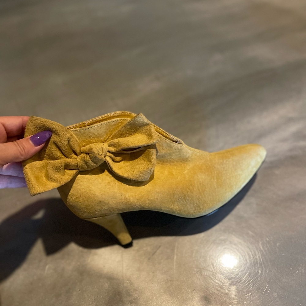 Very pretty booties. New no tags, size 38. Leather.